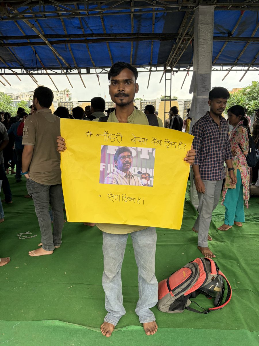 gemsofbabus_'s tweet photo. Jharkhand Paper Leak Protest!

7 years. Yes, you heard that right. 7 years.

Sukhram is just 25 years old and has been preparing for govt exams since he was 18, but he has still not been able to secure a job.

He comes from a financially struggling family and receives only ₹4,000 a month for his expenses. ₹2,000 goes towards rent. He is left with just ₹2,000 for food and every other daily need.

Can you imagine a 25 year old surviving like this while carrying the pressure of his family and years of failed recruitment processes?

Students in Ranchi are protesting for something very basic. Free, fair and transparent examinations.

They say repeated paper leaks, delays and irregularities have stolen years of their lives.

Yet hardly any major media house is covering their struggle.

Behind this protest are thousands of stories like Sukhram’s. Stories of poverty, pressure, lost years and a system that keeps failing its own youth.