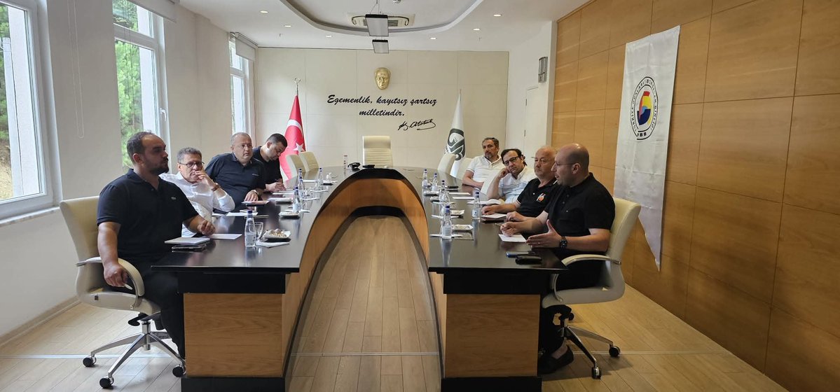 giresuntb's tweet photo. Giresun Ticaret Borsası, 2026 Uluslararası Tanıtım Takvimini Şangay ile Sürdürüyor

Giresun Ticaret Borsası tarafından yürütülen “MADE IN GİRESUN” UR-GE Kümesi kapsamında 2026 yılı boyunca sürdürülen uluslararası tanıtım ve pazarlama faaliyetleri, kasım ayında Çin’de gerçekleştirilecek önemli bir organizasyonla devam edecek.

Yılın ilk yarısında Japonya ve Şili’de gerçekleştirilen ticaret ve tanıtım programlarının ardından, küme üyesi firmalar bu kez FHC China – Food & Hospitality China 2026 Fuarı’nda yer almaya hazırlanıyor.

10-12 Kasım 2026 tarihleri arasında Çin’in Şangay kentinde düzenlenecek fuarda, Giresun Ticaret Borsası koordinasyonunda UR-GE kümesinde yer alan 10 firma, “MADE IN GİRESUN” ortak tanıtım çatısı altında oluşturulacak stantta ürünlerini uluslararası ziyaretçilerle buluşturacak.

Asya’nın önde gelen gıda ve konaklama sektörü fuarlarından biri olarak kabul edilen FHC China – Food & Hospitality China, dünyanın farklı ülkelerinden üreticileri, ithalatçıları, distribütörleri, perakende zincirlerini, otel ve restoran tedarikçilerini, satın alma heyetlerini ve sektör profesyonellerini aynı platformda bir araya getiriyor. Organizasyon, katılımcı firmalara yeni ihracat bağlantıları kurma, ticari iş birliklerini geliştirme ve Asya-Pasifik pazarındaki konumlarını güçlendirme açısından önemli fırsatlar sunuyor.

Fuarda başta Giresun fındığı olmak üzere, fındık bazlı katma değerli ürünler ile bölgenin öne çıkan gıda ürünleri sergilenecek. Ortak stantta gerçekleştirilecek ikili iş görüşmeleri sayesinde katılımcı firmaların yeni pazarlara erişiminin desteklenmesi, yeni ticari bağlantılar kurulması ve ihracat potansiyellerinin artırılması hedefleniyor.

2026 yılı içerisinde şubat ayında Japonya’da, mart ayında ise Şili’de gerçekleştirilen uluslararası tanıtım faaliyetlerinin ardından planlanan Şangay organizasyonu, “MADE IN GİRESUN” UR-GE Kümesinin küresel pazarlardaki görünürlüğünü artırmaya yönelik uluslararası faaliyetlerinin üçüncü önemli durağını oluşturuyor.

Giresun Ticaret Borsası koordinasyonunda yürütülen UR-GE Kümesi kapsamında gerçekleştirilecek bu organizasyonun, katılımcı firmaların uluslararası pazarlardaki rekabet gücünün geliştirilmesine, yeni ihracat kanallarının oluşturulmasına ve Giresun’un gıda sektöründeki üretim kapasitesinin uluslararası platformlarda daha geniş kitlelere tanıtılmasına katkı sağlaması bekleniyor.

Bu kapsamda, ilgili firmaların katılımı ile fuara katılım için gereken hazırlıklar (stant kurulumu vb. hazırlıklar) hakkında toplantı gerçekleştirildi.