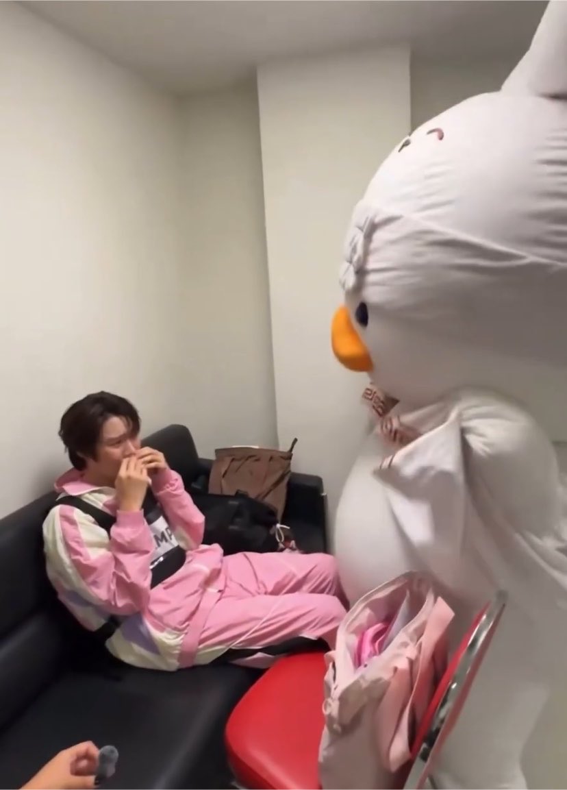 _jxnepnd's tweet photo. ปะปี๊นั่งร้องไห้ ปะป๊าลูบหัวโอ๋เอ๋ โอ๋เอ๋เปิดพุงปลอบปะปี๊ โอ๊ยยย5555555 ชั้นเอ็นดูครอบครัวกมกมนี้มากกกกก 

#โอ๋เอ๋ซาหวัดดีครับ
#เก่งน้ำปิง #Kengnamping https://t.co/eD4C6nCEqY