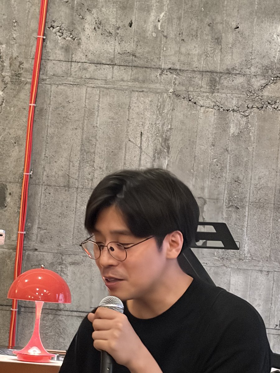 0812tk_m's tweet photo. 俳優の田村健太郎さん、安楽将士さんの、合同写真展「ここ一年」「木と」に行ってきました。
お二人の写真がぜんぜん違って、またこれが魅力的。
トークショーも楽しく．ドラマや映画とは違った素敵さんが見られました。三鷹まで行って、良かったです。
#田村健太郎 https://t.co/b5x3qmpFeq