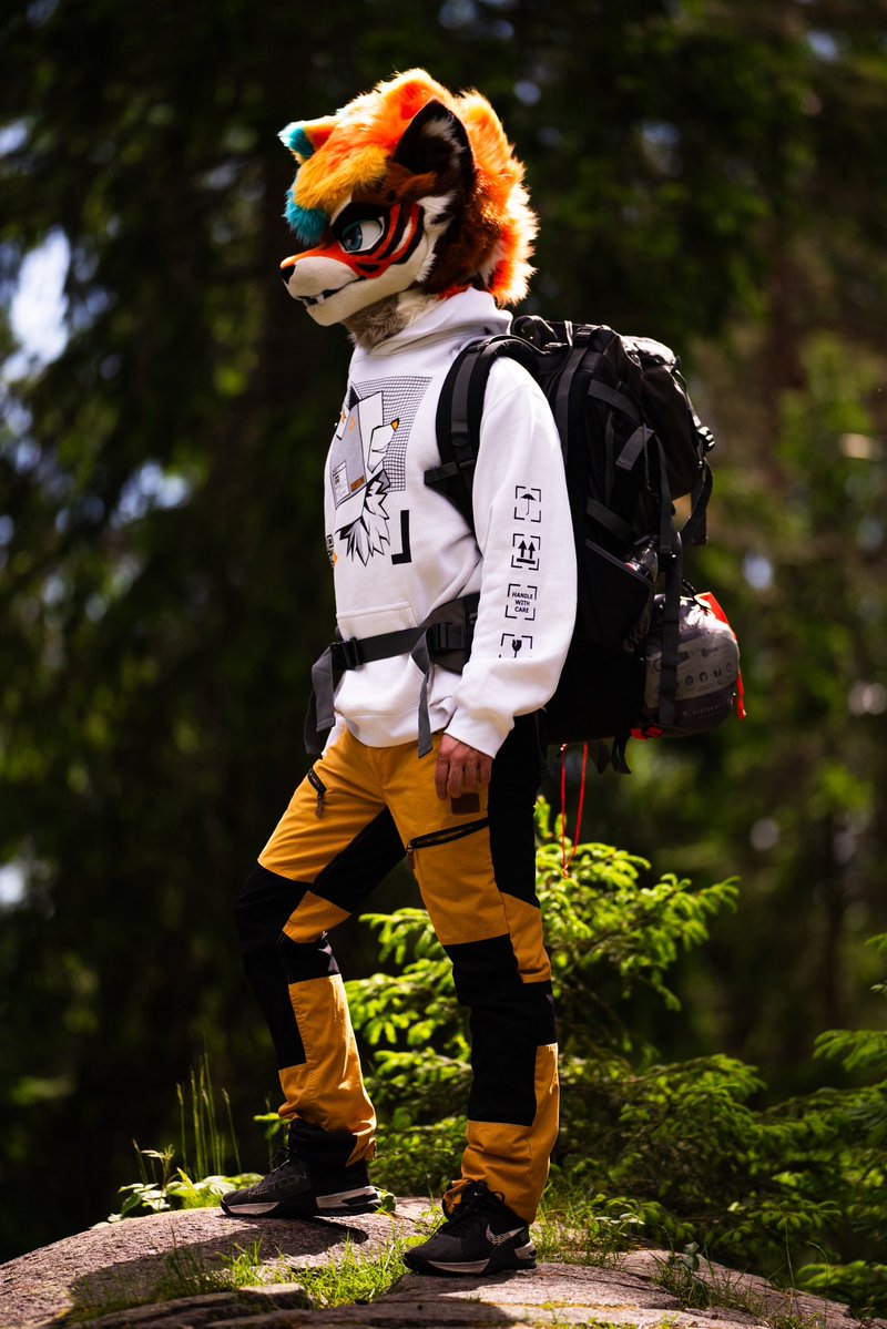 WhiteLehoi's tweet photo. Heading deep into the woods this #FursuitFriday; are you joining me, or letting me wander off alone? 😏 https://t.co/j5CpW47ysz