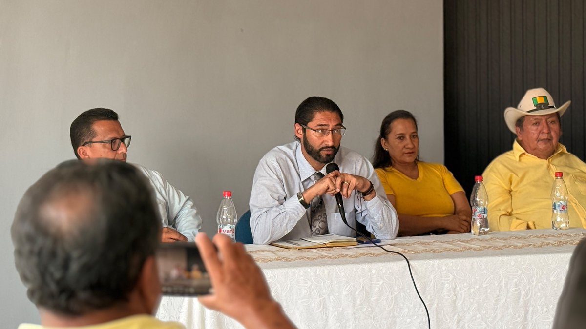 GoberElOro's tweet photo. El gobernador @JennerFranco mantuvo reunión con sectores productivos de Huaquillas. 

Abordamos comercio fronterizo, transporte terrestre y seguridad. Compromiso institucional para fortalecer la economía local y la convivencia en la frontera.

@DanielNoboaOk 
@natalymorillos https://t.co/eAGWNgiZRA