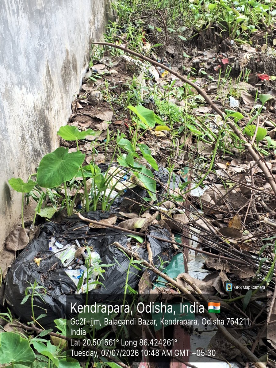 khageswarnayak1's tweet photo. @dmkendrapara @HUDDeptOdisha @CMO_Odisha @dr_kcmahapatra @ushapadhee1996 @IPR_Odisha @DC_Odisha @SecyChief @MoHUA_India ପୂର୍ବରୁ ମହାଭୋଇ ପୋଖରୀ ପାଖରେ ପକା ଯାଉଥିବା ସିରିଜଂ ଛୁଞ୍ଚି ଓ ଅମର ମେଡିସିନ ଷ୍ଟୋର ପାଖରୁ ଚମାର ସାହି ପର୍ଯ୍ୟନ୍ତ ସଫା ନହେବା କାରଣ ରୁ ସମସ୍ତ ଡ୍ରେନ ପାଣି ପୋଖରୀ ମଧ୍ୟକୁ ପ୍ରବାହ କରୁଛି https://t.co/2ekxq6lsM5