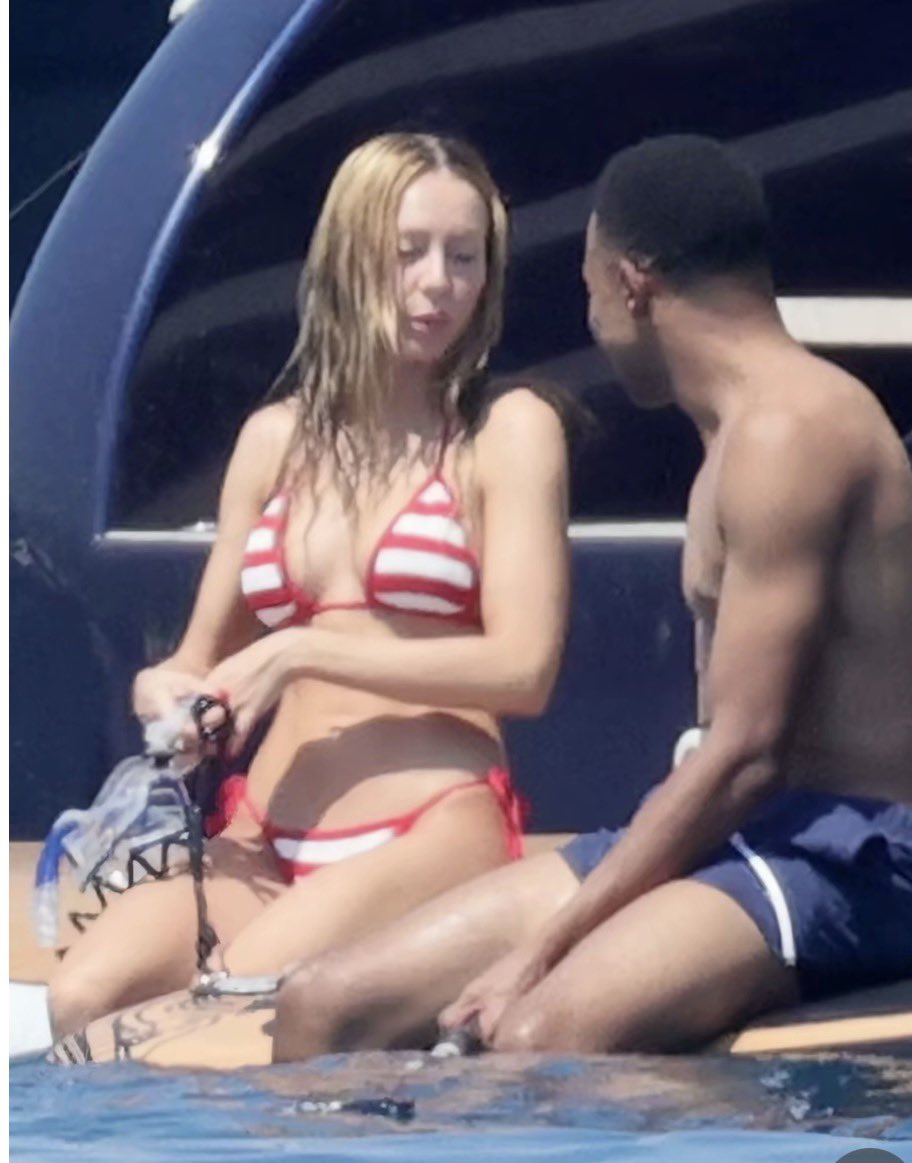 Renn_on_twtt's tweet photo. New photos of Kylian Mbappé and Ester Expósito enjoying their vacation in Italy. 🇮🇹 https://t.co/JfkefsCe63