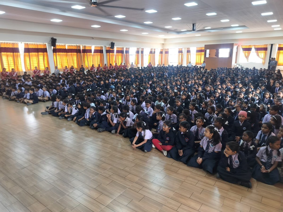 bhagalurups's tweet photo. “Bagaluru Police conducting drug awareness programs in schools and college’s educating students on the dangers of substance abuse and encouraging them to stay informed & report suspicious activity. 👮📚 #DrugAwareness #BengaluruPolice #SayNoToDrugs” https://t.co/IIPNIE49Sz