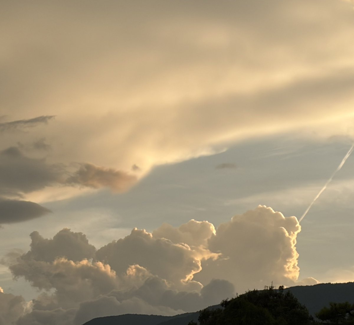 mai_ka2001's tweet photo. 実家に帰った時に見つけた夏らしい空。

地元の山から広がる雲が、
やっぱり好きです。 https://t.co/7PoWurpnbq