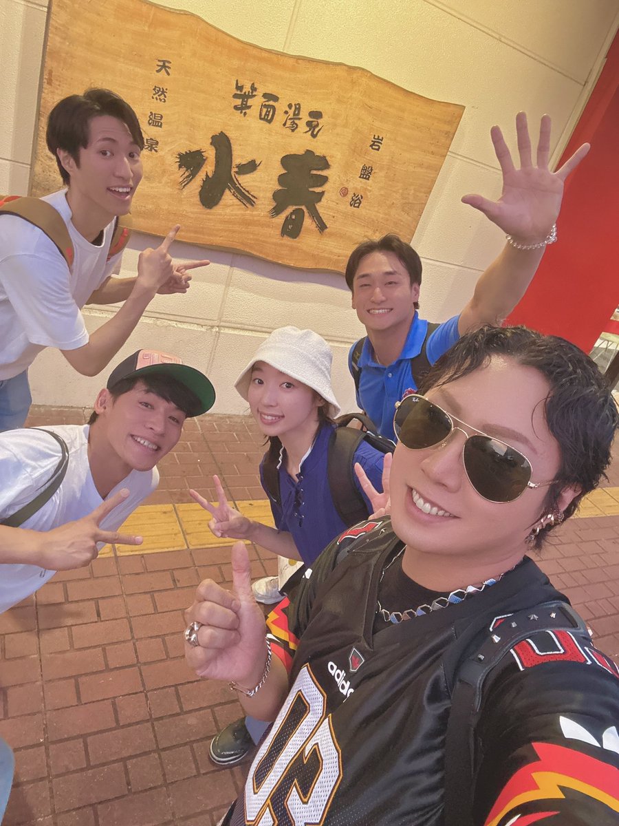 jackyjacson0805's tweet photo. ミュージカル【愛の不時着】
大阪初日ありがとうございました🪂

短い期間ですが大千穐楽の明後日まで
どうかみなさまよろしくお願いします☺️

わたくしごとですが
公演中の怪我により
左足底面の骨挫傷と診断され
途中から部分休演になった東京公演
出来る限りの治療に通院、公演後のアイシングを重ね
本日大阪初日からは全シーン復帰になっています

ご心配をおかけしましたが
支えてくれたカンパニーのみんなや
SNSでの、みなさんからのお声がけのおかげです
最後まで責任をまっとうして走り抜けたいと思います🔥

そして。。。
今日はOFFなやつとONな写真🤳

OFF写真1発目は
大阪入りにずたと少し早く待ち合わせて
@nSSign_official 
ちいかわショップ見てラーメン食べてカフェった (ᐢ⸝⸝ó̴ ·̫ ò̴⸝⸝ᐢ) 
東京駅がしろたん一色で可愛かった🦭

そして初日の今日は終わって疲れを癒しに
温泉♨️サウナ🧖へ
仁哉と天野さんと星来ちゃんと秋庭で
@Tairaaan 
@Seira_1219_ 
@subarashiiiin 
劇場近くでアクセスしやすくて最高でした🤤

ONは
BLACK10以来の共演のタメ年堪大
@kandai_1021 
珍しく今日の公演のアフタートーク前に
俺がまだ衣装でいて「撮ろーー！」ってなったやつ
この格好では一緒に関係してるシーンが無いから
ちゃんと北朝鮮の軍人の格好で撮りたいな🪖

最後はなんか秋庭がうるうるした目で
「写真撮りましょう🥺」って言ってたから
写真撮ったらおとなしくなりました🦮

あと明日のマチソワと明後日のマチネで終わりですが
1公演1公演大切にやらせていただきます。

#愛の不時着 #musical #사랑의불시착 #松永一哉