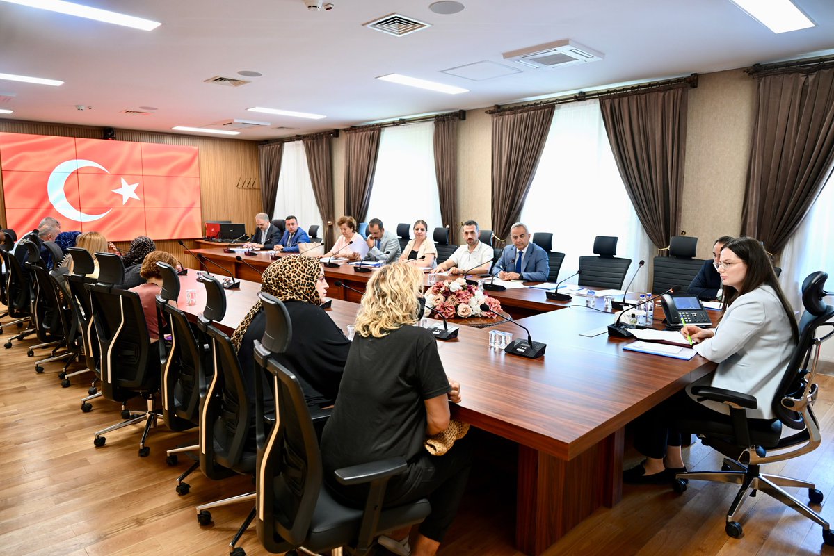 TCMalatyaV's tweet photo. Vali Yardımcımız Şeyma Polat Balak, #HalkGünü kapsamında talep, sorun ve önerilerini iletmek üzere Valiliğimize başvuran 30 hemşehrimizle bir araya geldi.

İlgili kurum müdürlerinin de katılımıyla gerçekleştirilen görüşmelerde, hemşehrilerimizin ilettiği talep ve sorunlar değerlendirilerek çözümüne yönelik gerekli talimatlar verildi.

#malatya #malatyavaliliği