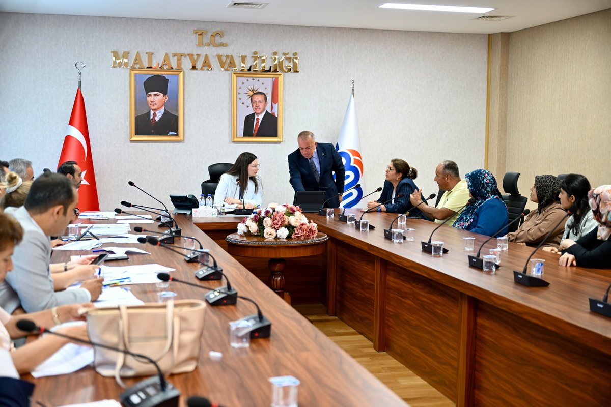 TCMalatyaV's tweet photo. Vali Yardımcımız Şeyma Polat Balak, #HalkGünü kapsamında talep, sorun ve önerilerini iletmek üzere Valiliğimize başvuran 30 hemşehrimizle bir araya geldi.

İlgili kurum müdürlerinin de katılımıyla gerçekleştirilen görüşmelerde, hemşehrilerimizin ilettiği talep ve sorunlar değerlendirilerek çözümüne yönelik gerekli talimatlar verildi.

#malatya #malatyavaliliği