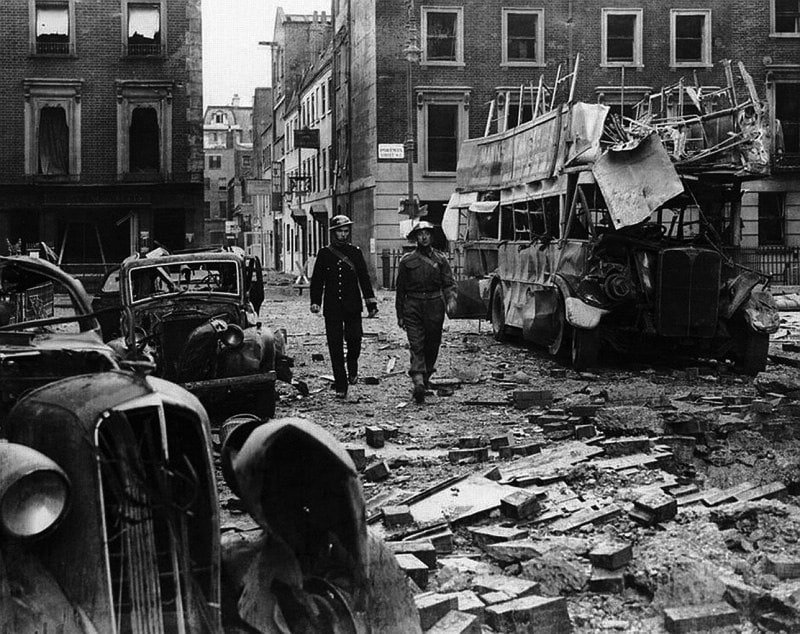 phothistory's tweet photo. Последствия ночной бомбардировки Лондона, 1940 год. https://t.co/exwtdNvyBW