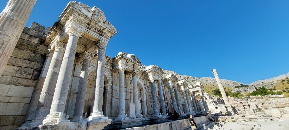 sacafanki's tweet photo. İlgi için atılmış abartı bir twit. Dün saat 17'de girdim içerde ciddi bir insan kitlesi vardı o saatte bile. Yerli yabancı baya bir turist vardı ve insanlar her yeri ilgiyle inceliyordu. Gerçekten şaşırdım, ulaşımı hiçte kolay olmayan bir yer sonuçta. Halkı küçümseme hastalığı... https://t.co/SdbG4glTV4