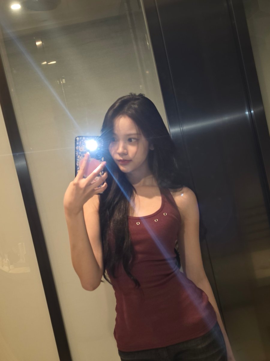 cawoozpics's tweet photo. #Carmen 카르멘 weverse update 🌴💬     

don't forget to charge your phone... and yourself!😴

#Hearts2Hearts #하츠투하츠 #H2H #CARMEN #카르멘 https://t.co/uXSCJr1CyU