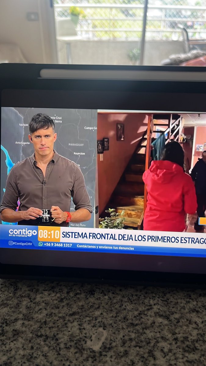 luisvilugrong's tweet photo. Yo creo que mínimo un poco de empatía, deberían soltar el te, ellos muy cómodos dando las noticias relajado con un té en la mano #chilevision  #contigochv https://t.co/EhgUN7UEBa
