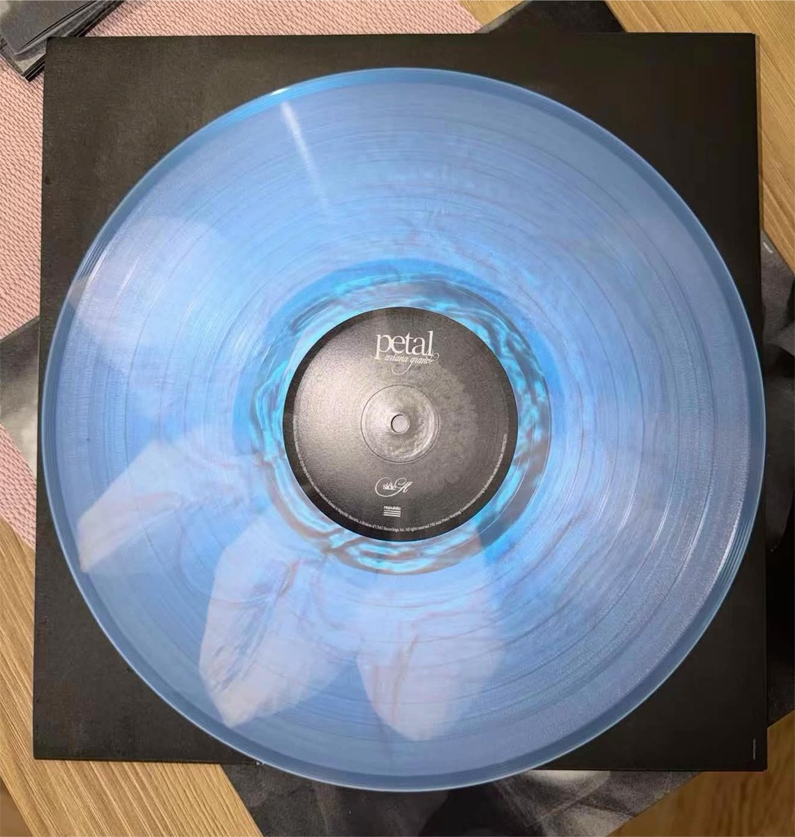 feirinhavinil's tweet photo. Primeira imagem do disco de vinil do ‘petal’, na edição lenticular 🪷 https://t.co/n24Ht5A8Zt