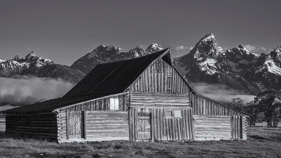 joancarroll's tweet photo. Moulton Barn Grand Teton NP Wyoming BW! https://t.co/mtHnNe5hyc #moulton #mormonrow #moultonbarn #blackandwhite #blackandwhitephotography #grandteton #nationalpark #mountains #barn #historic #wyoming #landscape #landscapephotography #rural #wooden #rustic #snowcapped  #artforsale #wallartforsale #giftideas @joancarroll