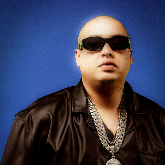 RapMais's tweet photo. 🚨 💔UM DOS MAIORES NOMES DO RAP DE 2010 PARECE ATRAVESSAR UMA GRAVE CRISE FINANCEIRA

Predella colocou à venda a placa de 1 MILHÃO DE INSCRITOS e outros itens históricos do Costa Gold, além de anunciar feats por apenas R$ 1.500.

“SÓ EU SEI O QUE TÔ PASSANDO NA MINHA VIDA, NA MINHA CARREIRA E COM A MINHA FAMÍLIA.”