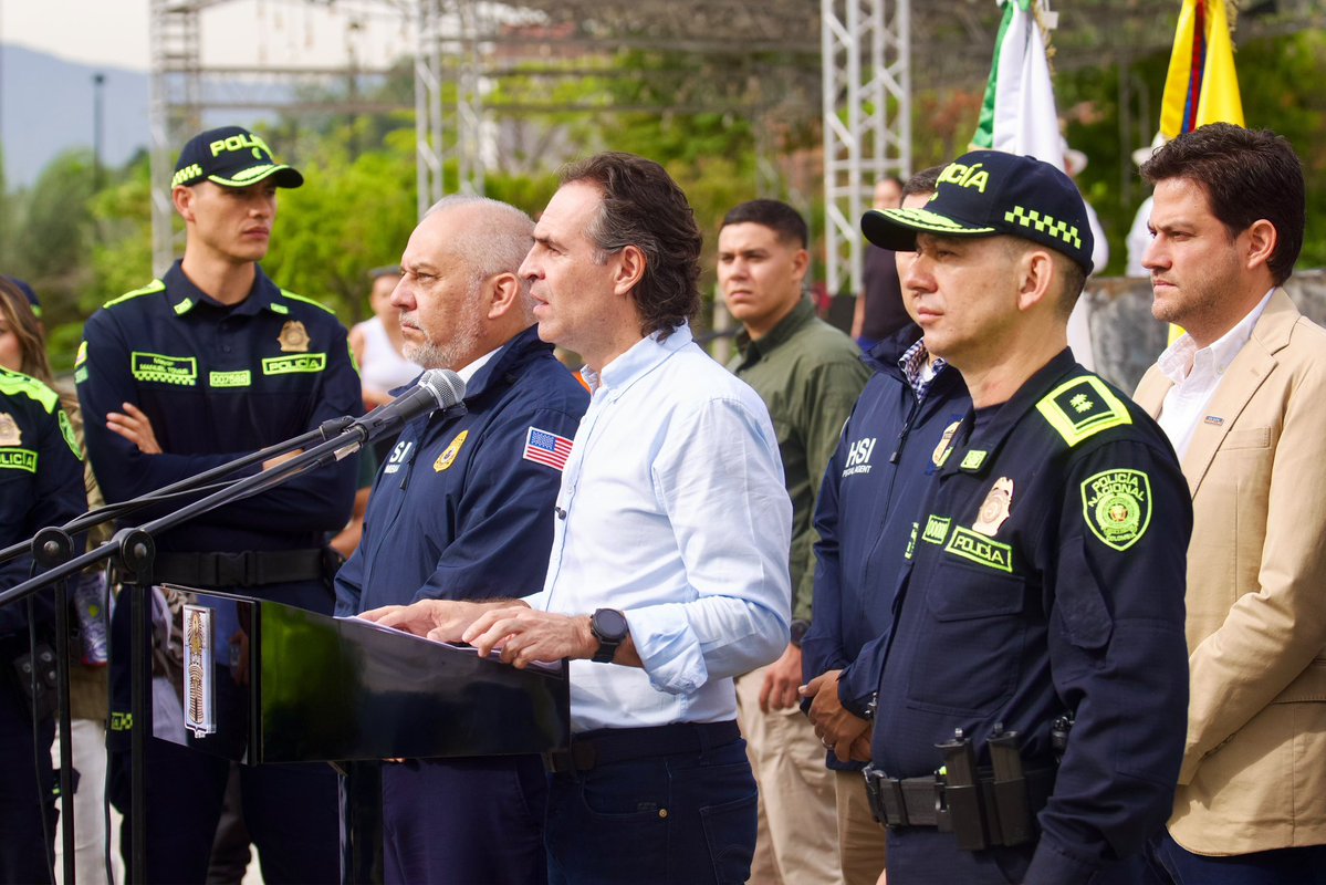 USEmbassyBogota's tweet photo. En un paso fundamental para hacer justicia tras el trágico asesinato de un ciudadano estadounidense ocurrido en Medellín, anunciamos la captura en territorio peruano de dos sospechosos de este crimen.
 
El trabajo incansable entre las oficinas de Investigaciones de Seguridad Nacional (HSI), la @PoliciaColombia, @USEMBASSYPERU y la Policía Nacional del Perú demuestra que no hay fronteras que protejan a los criminales. Un sospechoso ya fue trasladado a Colombia para enfrentar la justicia, mientras el otro aguarda su proceso de extradición.
 
Agradecemos a la Alcaldía de Medellín y a las autoridades policiales de Colombia y Perú por su liderazgo en esta investigación. Seguiremos trabajando unidos 🇺🇸🇨🇴🇵🇪 para llevar a estas redes criminales ante la justicia y garantizar la seguridad de los viajeros internacionales en la región.