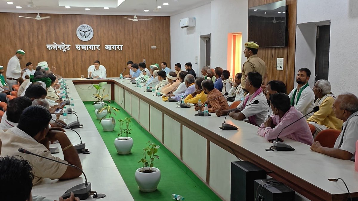 OfficeOfDMAgra's tweet photo. जिलाधिकारी श्री मनीष बंसल जी ने कलेक्ट्रेट सभागार में किसानों की समस्याएं सुनीं। किसानों को उर्वरक एवं खाद की उपलब्धता सुनिश्चित करने के लिए सहकारी समितियों को आवश्यक निर्देश गए।

किसानों को किसी प्रकार की परेशानी नहीं होने दी जाएगी-DM https://t.co/3SImmVKzEb