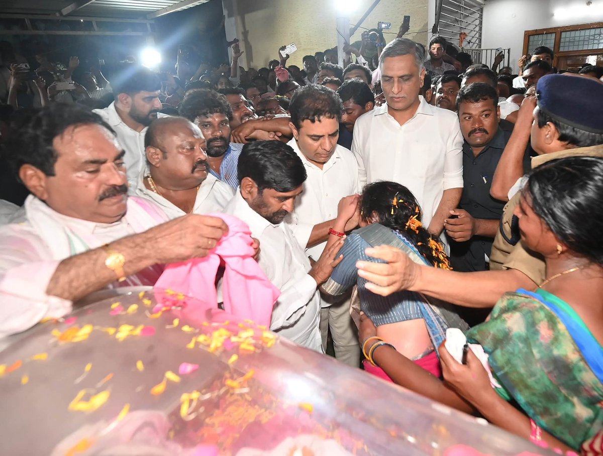 KTR__Updates's tweet photo. ఉద్యమ సహచరుడు,నర్సంపేట మాజీ ఎమ్మెల్యే పెద్ది సుదర్శన్ రెడ్డి గారి పార్థివ దేహానికి పూలమాల వేసి,గులాబీ జెండా కప్పి నివాళులు అర్పించిన @BRSparty పార్టీ వర్కింగ్ ప్రెసిడెంట్ @KTRBRS 

జోహార్ పెద్ది సుదర్శన్ రెడ్డి 🙏🏻💐

@PSRNSPT https://t.co/sVKFvWYDUK