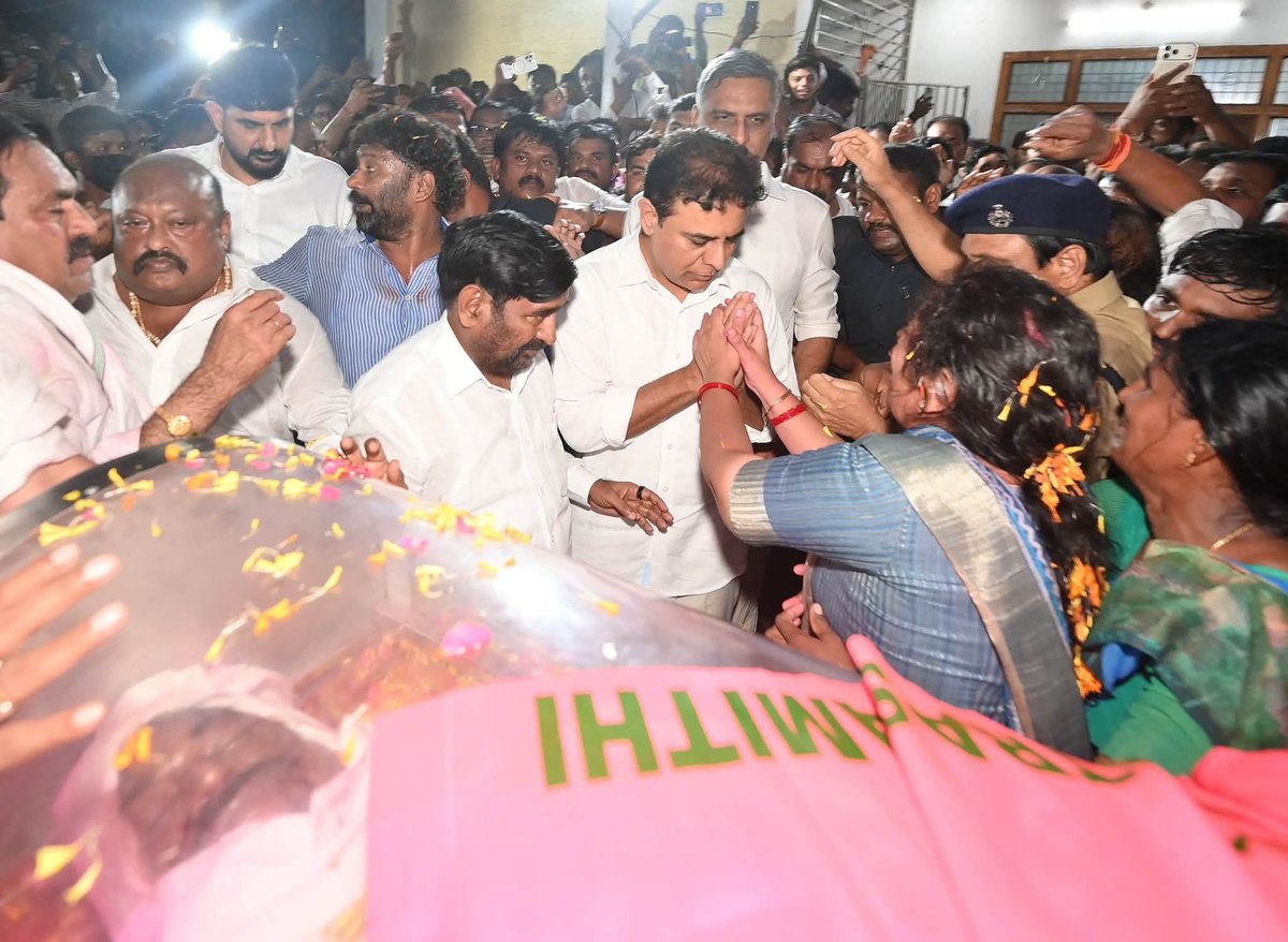 KTR__Updates's tweet photo. ఉద్యమ సహచరుడు,నర్సంపేట మాజీ ఎమ్మెల్యే పెద్ది సుదర్శన్ రెడ్డి గారి పార్థివ దేహానికి పూలమాల వేసి,గులాబీ జెండా కప్పి నివాళులు అర్పించిన @BRSparty పార్టీ వర్కింగ్ ప్రెసిడెంట్ @KTRBRS 

జోహార్ పెద్ది సుదర్శన్ రెడ్డి 🙏🏻💐

@PSRNSPT https://t.co/sVKFvWYDUK