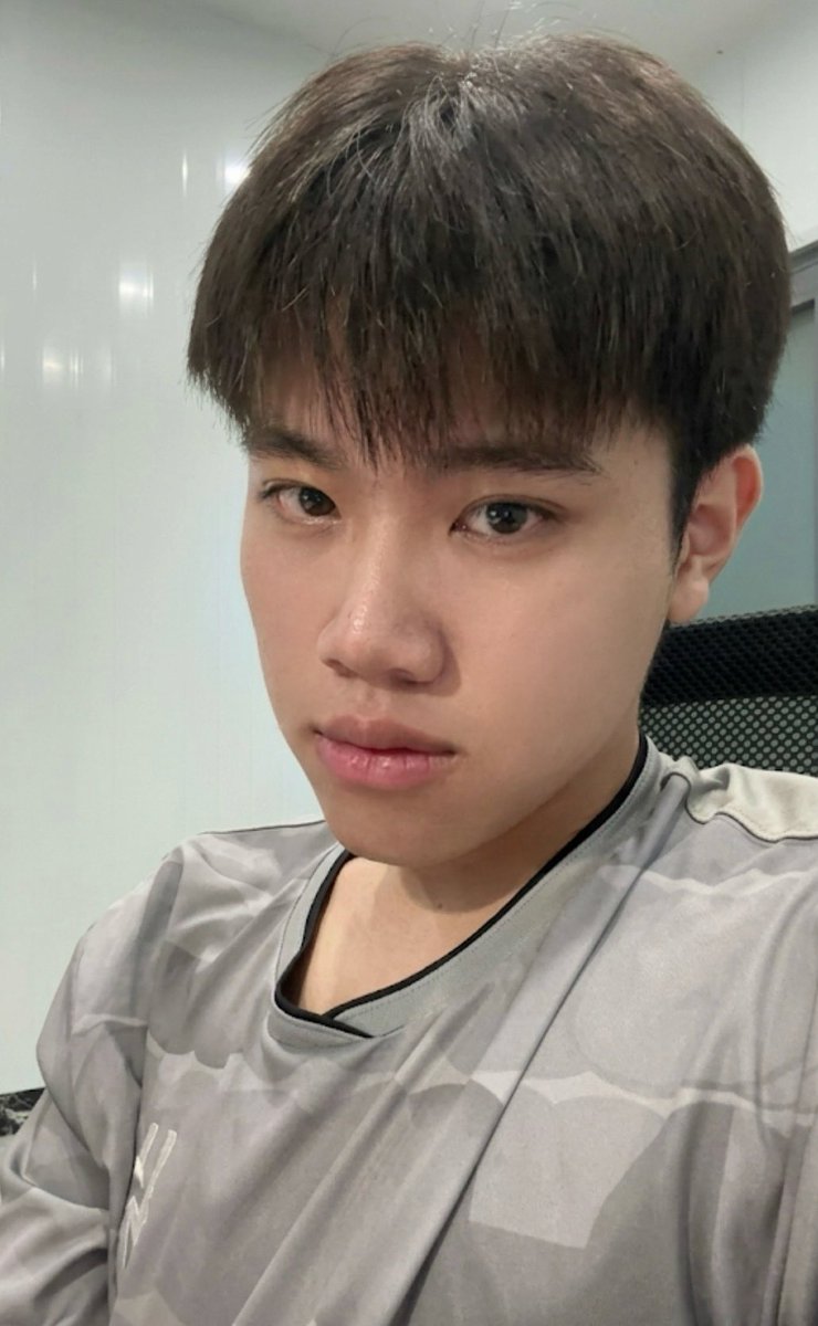 iamtzung's tweet photo. 🤯🎻and 🇹🇭

#tzung #Tpop #2k6 #VietNam https://t.co/Wnb7LObISI