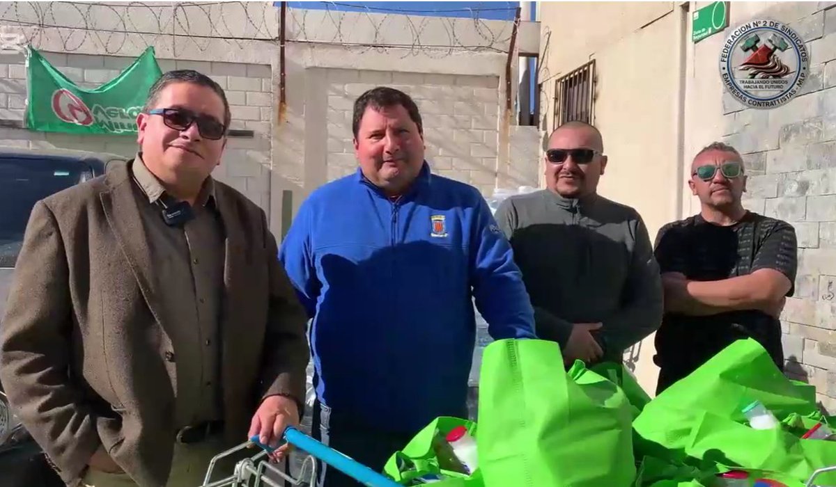 David_Noticias's tweet photo. Federación de trabajadores contratistas de Minera Los Pelambres entrega ayuda a familias afectadas por el temporal en Canela https://t.co/pbInP9VuOY https://t.co/xrL3rSpbBq