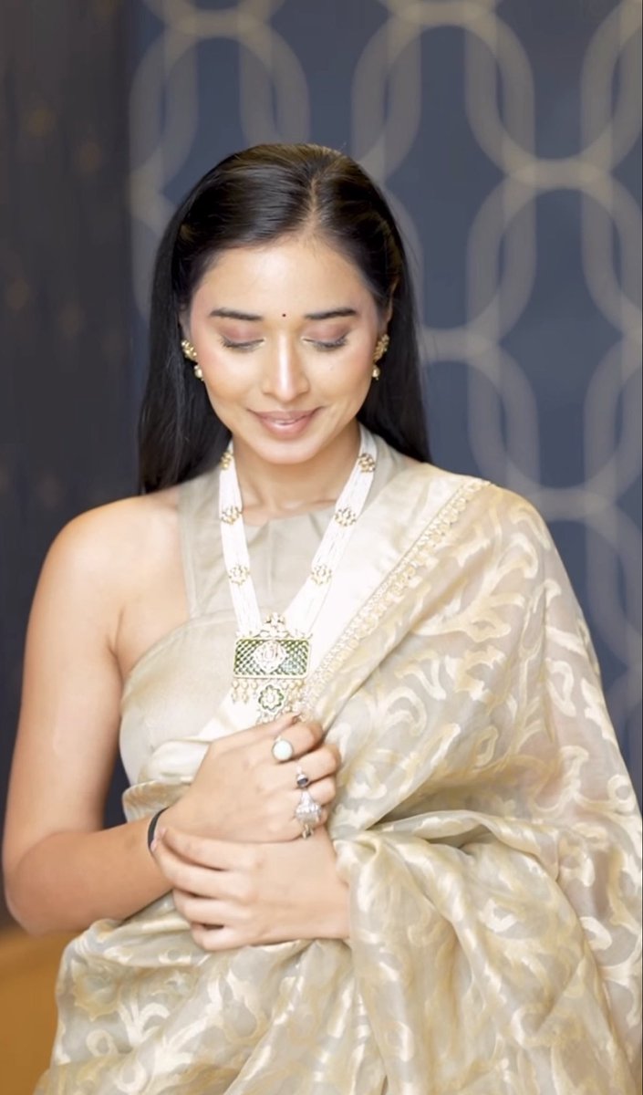 bbutterflyuli_'s tweet photo. Saree + smile = pure magic. ✨🤍
#Tanyamittal https://t.co/rDBWyMsAoU