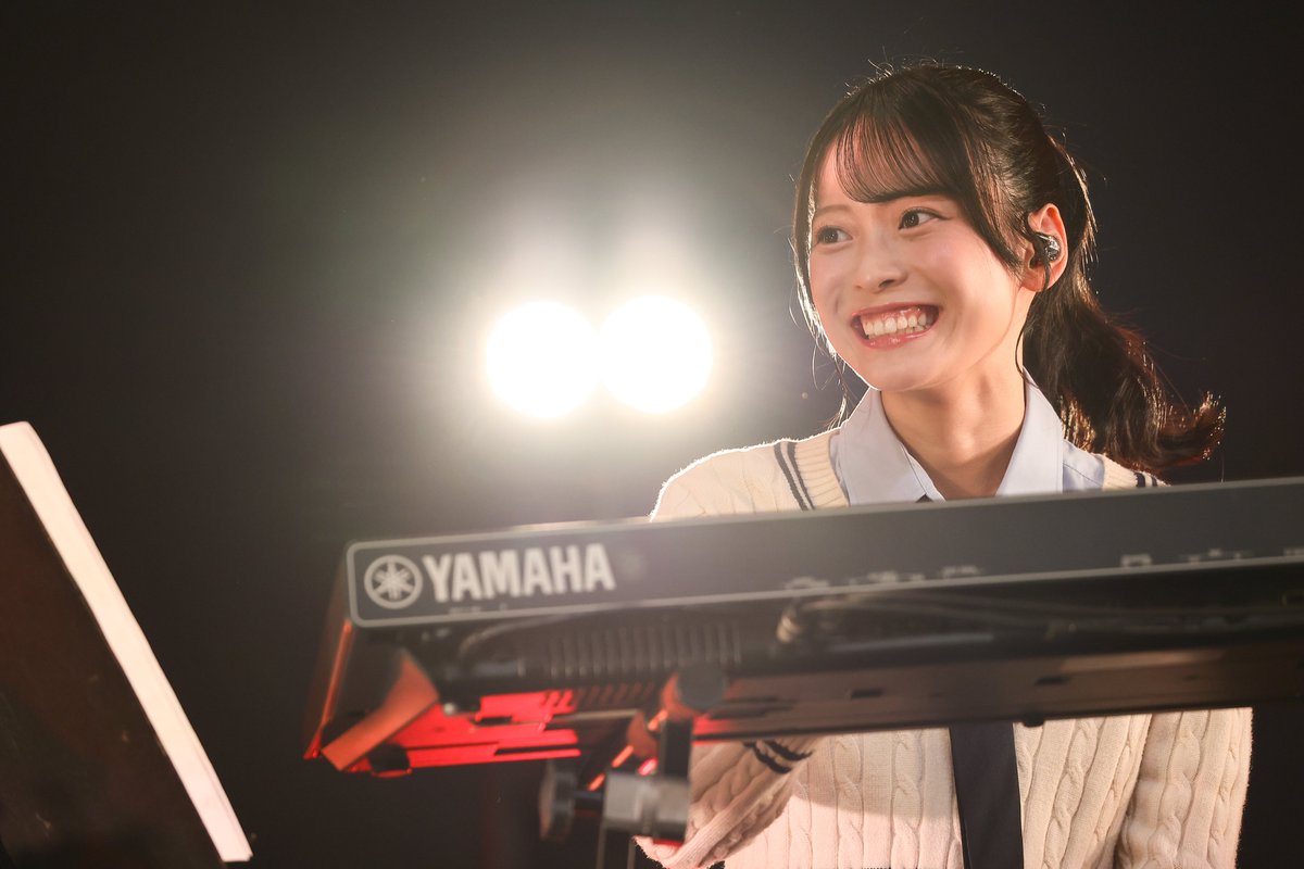 MusicCultureinf's tweet photo. AKB48公式バンドユニット「スクールバッグ計画」
初のイベント 『Heavy Kawaii Fes (ヘビカワ・フェス) 2026』出演︕ 
初のオリジナル楽曲『クッキーキス』も初披露&先⾏⾳楽配信もスタート︕ 
🔗https://t.co/jiqnGacuT8 

伊藤百花「 いちから作り始めて初⼼者もいるバンドなので、私たちに新しい曲をいただけることが本当に嬉しいです。  （歌詞の世界観は）可愛らしいけど、バンドテイストも感じられる曲です。バンドメンバーみんなそれぞれに⾒ど ころがあるような素敵な楽曲なので、これから『クッキーキス』をバンドメンバーやファンのみなさんと⼤切に育 てていって、私はボーカルとしてしっかりと歌い継いでいきたいです」

ギター︓#奥本カイリ #福岡聖菜  
ベース︓#大賀彩姫  
ドラム︓#近藤沙樹  
キーボード︓#新井彩永  
ボーカル︓#伊藤百花 #久保姫菜乃 #成田香姫奈

#スクールバッグ計画