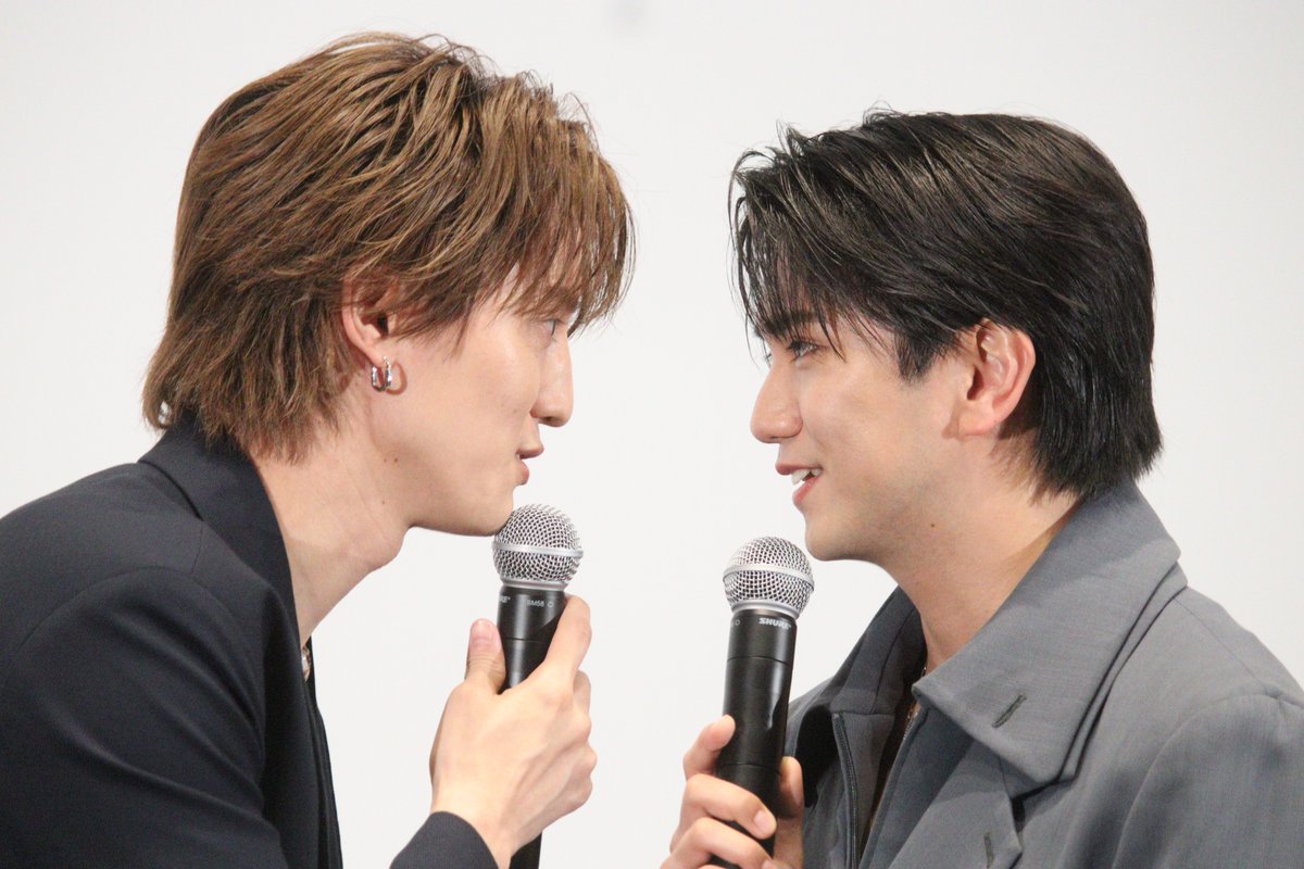 TVGweb's tweet photo. エスドラ「Chat Boy」記者会見📱
-----------

Aぇ! group・正門良規、
”縦型”ならではの近距離撮影も💭
「のえさんとは自然にできました」

Travis Japan・川島如恵留は
”関西のドン”正門の印象の変化、
正門のひげ事情も明かす🤖

https://t.co/wSLpqTQ36X

#エスドラ https://t.co/nXM5ENWNXG