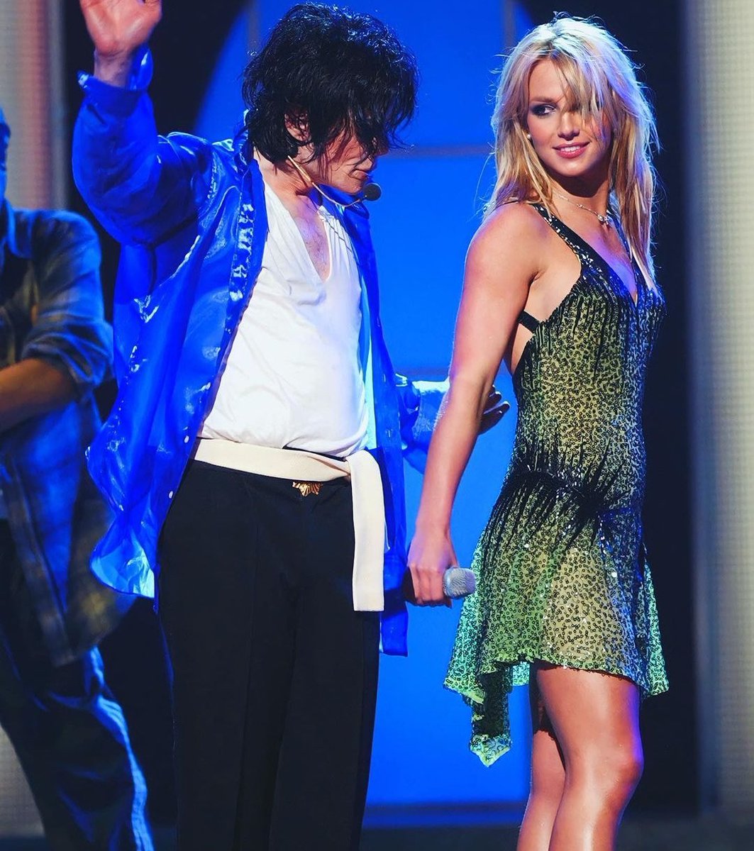 nataskuashi's tweet photo. 24 years ago — Britney Spears and Michael Jackson. https://t.co/4jg6HONP5d