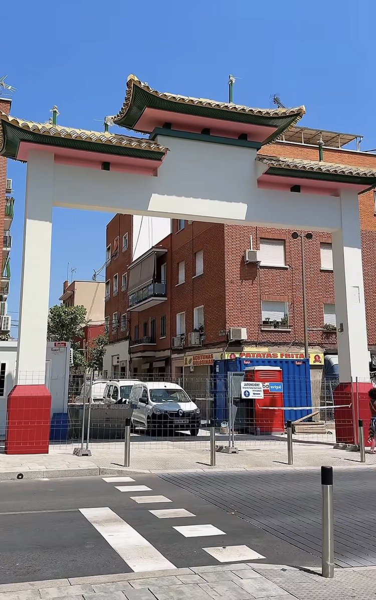 MadridDecadente's tweet photo. 📍 Usera

Pues a falta de ver qué hace Okuda con él, parece que Madrid ya tiene la nueva puerta de entrada al supuesto “Chinatown madrileño”

Pero el arco es casi lo de menos…

Porque detrás viene un paseo peatonal desde Madrid Río, una forzada ruta gastronómica, el cierre indefinido del mercado, algunos eventos…En definitiva, convertir unas pocas calles de un barrio obrero en un nuevo producto turístico de la ciudad

👉 ¿Esto mejora el entorno? Sin duda 

👉 ¿Va a atraer visitantes, inversión y actividad económica? Posiblemente 

👉¿Va a disparar el interés inmobiliario, subir los alquileres y el precio de la vivienda expulsando a las clases más humildes y con menos recursos fuera del barrio? Con total seguridad

Porque el Ayuntamiento de Madrid tiene la extraña habilidad de confundir “regenerar” con “revalorizar”, que es siempre el único objetivo sin proteger a la población local 

Cuando  un barrio se pone de moda, quienes lo han construido durante décadas acaban siendo quienes menos pueden permitirse seguir viviendo en él. Y ya vale de esta mierda sin planes para los residentes 

Y hasta aquí mi reflexión de este cálido viernes de julio 🥵🔥☀️