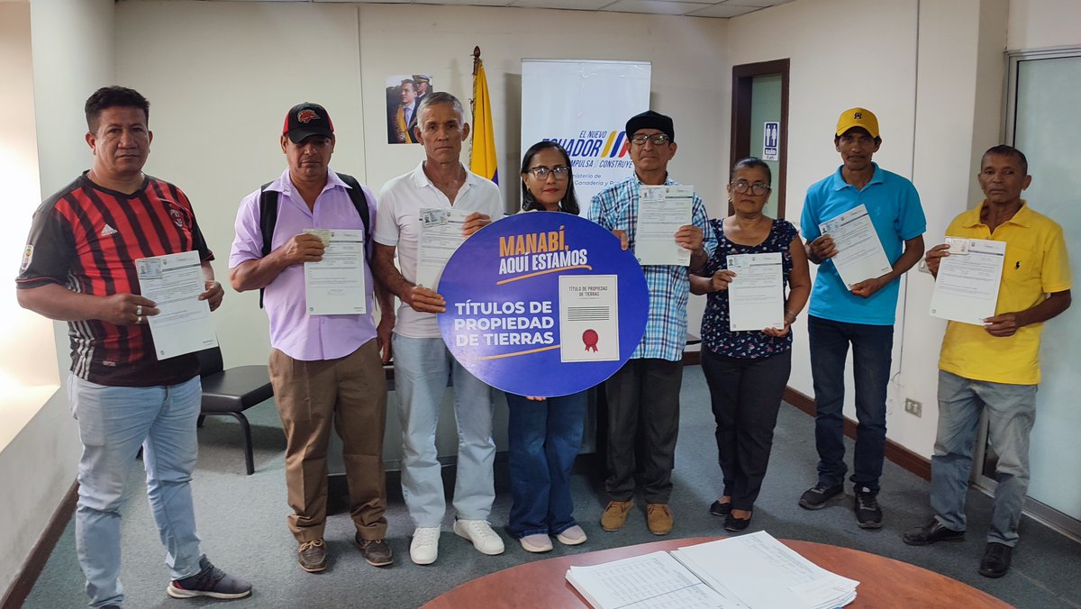 Agricultura_CZ4's tweet photo. #Manabí | Hoy hicimos entrega de 25 títulos de tierra a productores agropecuarios del sector rural de varios cantones de la provincia, este es un beneficio que entrega el #GobiernoDelEcuador.
Como @AgriculturaEc, trabajamos en beneficio del sector rural del país. https://t.co/4SJc4Qa9k8