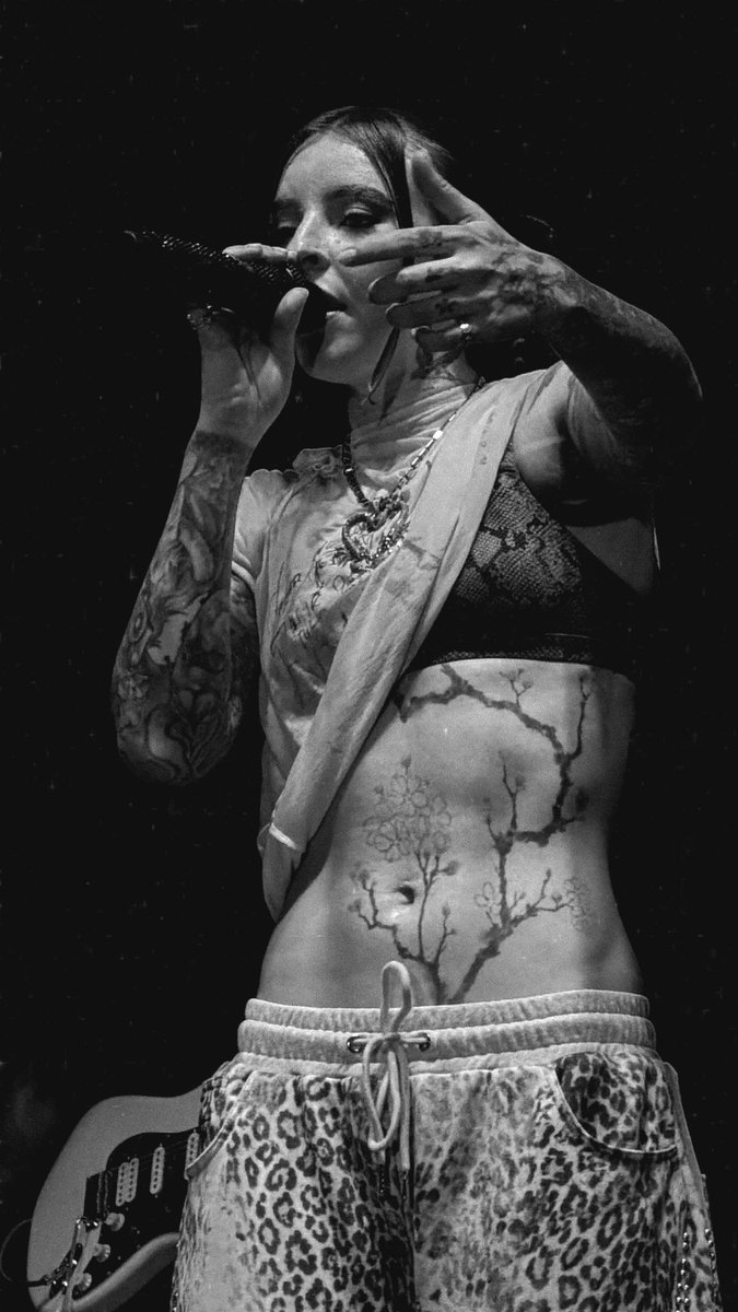 nelazch's tweet photo. enamorada de las fotos que le hice a @itsyoungmiko 😭🖤 https://t.co/5WaKXpe5Kf