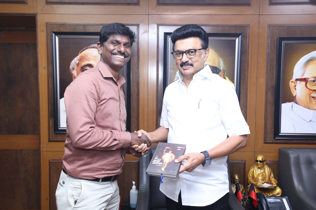Saravan47588839's tweet photo. புதிய தலைமுறை  விட்டு போகிறாய், இங்கேயே பல வாய்ப்புகள் காத்திருக்கின்றன என பலர் அக்கறையாய் சொல்ல, முடிவு செய்துவிட்டோம் செல்வோம் என வந்தேன் அன்று. இங்கு வந்த நாள் முதல், இன்று வரை படிப்படியாக உயர்ந்திருக்கிறேன் என்பதை மகிழ்வுடன் சொல்வேன்..

தலைவரிடம் வாழ்த்துபெற்று மகிழ்ந்தேன்.. https://t.co/rDXhaQLY18