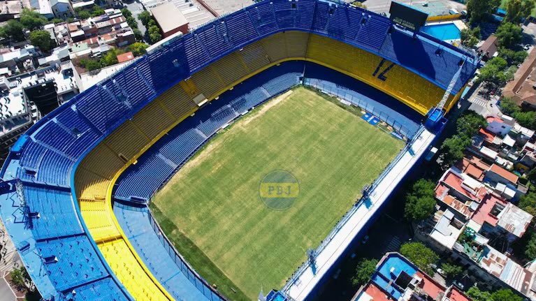 espacioazulyoro's tweet photo. - 2022: La Bombonera estaba hecha un arenero. Nos tuvimos que mudar a Vélez.

- 2024: La Bombonera estaba hecha un arenero. Nos tuvimos que mudar a San Lorenzo. 

- 2026: La Bombonera está en un estado deplorable. Nos tenemos que mudar a Huracán.

Los que venían a cuidar el club 👏