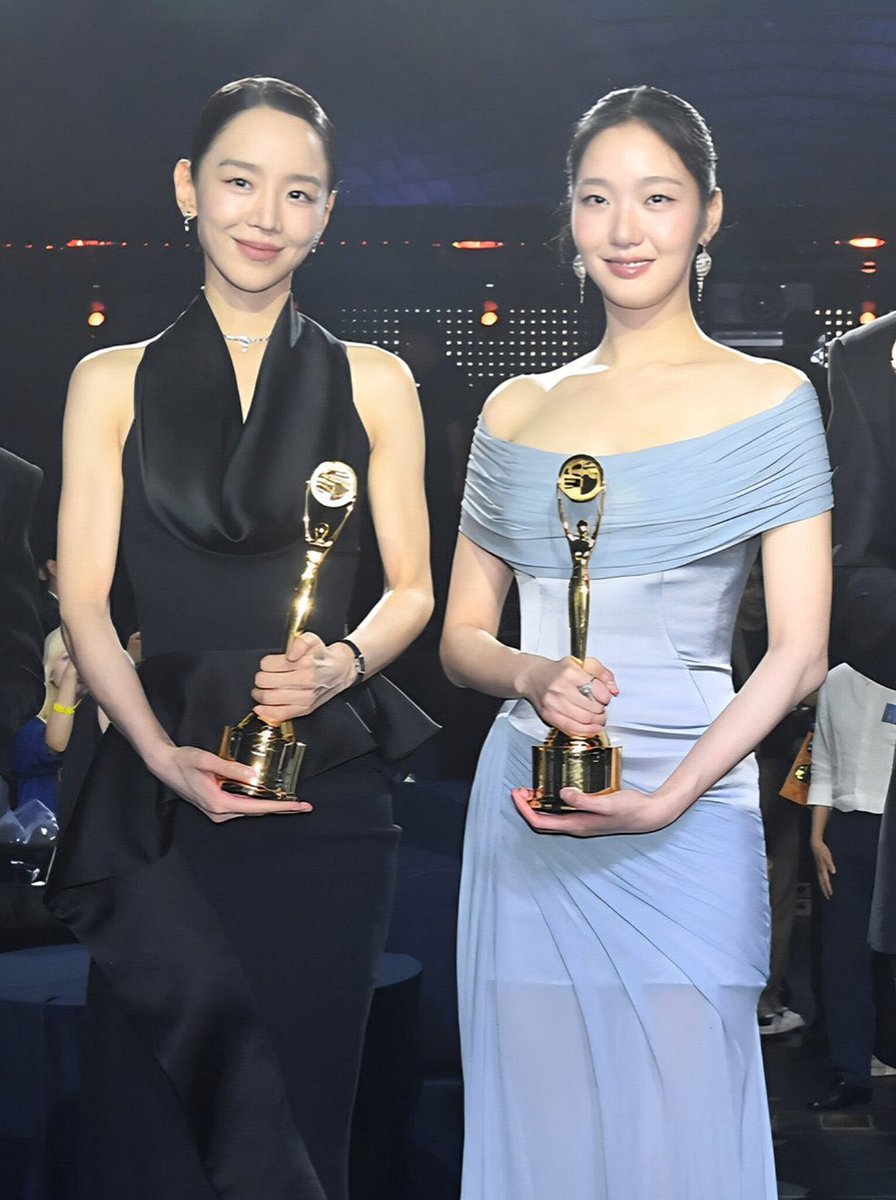 MeeeAisha's tweet photo. Best actress haesun &amp; daesang winner goeun in same frame ? oh the power this pic hold is kinda insane - https://t.co/fUETvdqqnZ