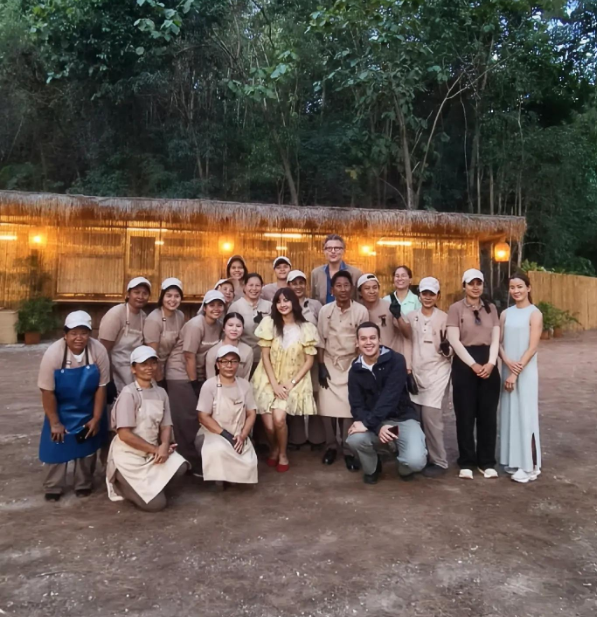 PortalLalisa's tweet photo. LISA junto com os funcionários do K BAR (Khaoyai Art Forest) na Tailândia. 

📷 via vv.da5  (Tiktok)
#LISA #리사 #ลิซ่า #LALISA #LLOUD @wearelloud https://t.co/9XQsNhN03Q