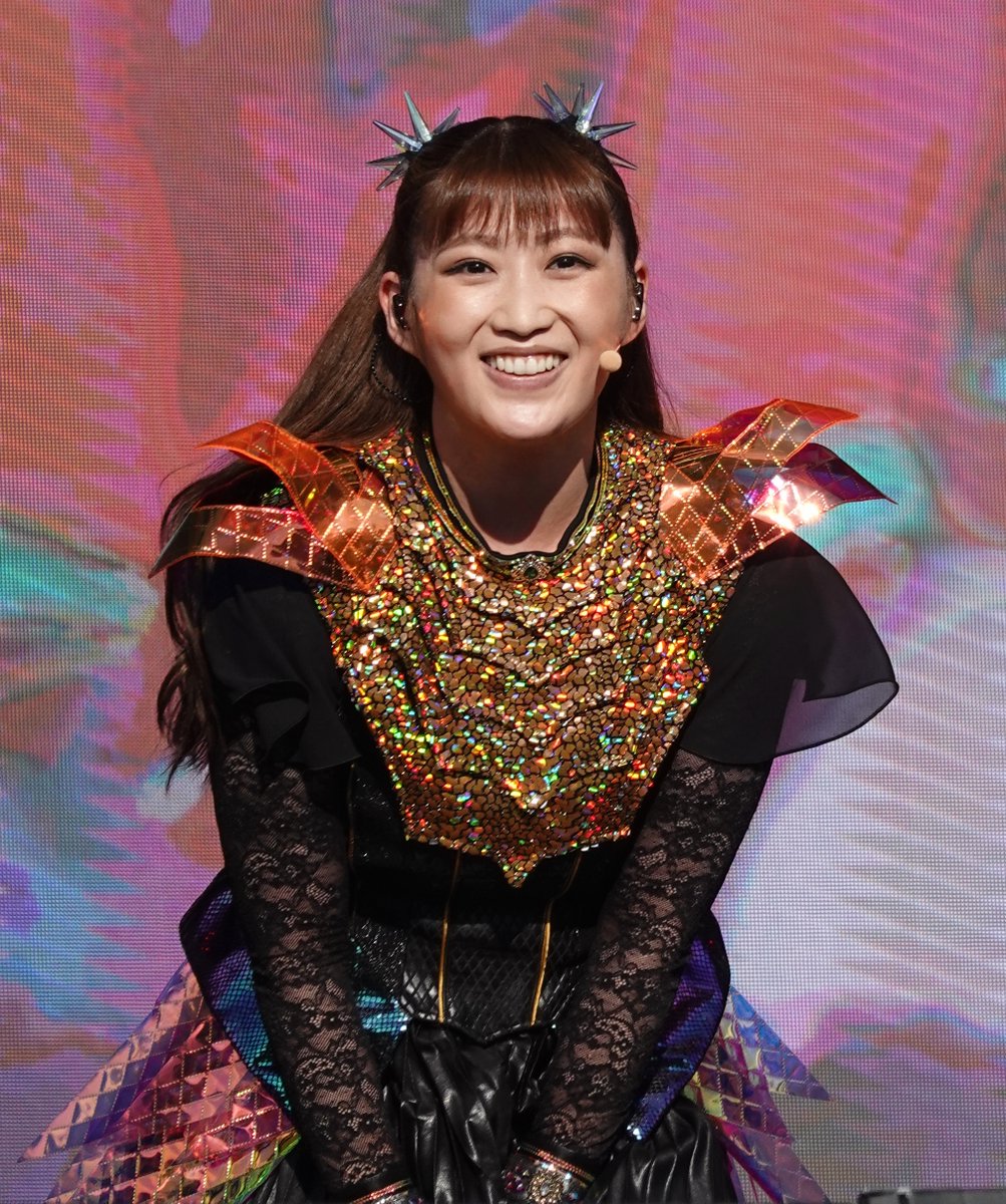 dufudufutk's tweet photo. チェコ公演はステージ前方の照明で全身が見えず、上半身のみのショットが多い。

#BABYMETAL
#RockForPeople https://t.co/4SGKznw2gZ