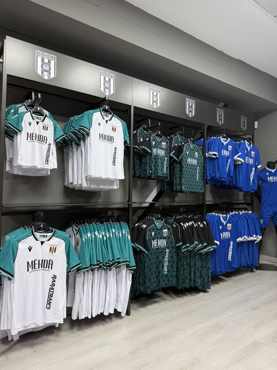 GolSinVAR's tweet photo. El @Merida_AD es un club grande de la categoría y así debe ser tratado y así se lo están currando.

A 31 de julio, ya han presentado la temporada 2026/27 en un sitio céntrico e histórico de Mérida con jugadores, prensa, AFICIONADOS.

Y ahora, después de haber anunciado hace días sus equipaciones, ya las tienen en venta para que la gente presuma de colores 26/27 en pleno verano.

Se da por hecho, pero tener estos timings no ocurre en muchos clubes. 

Termino como empecé: Club grande  el Mérida.

Enhorabuena por todo el trabajo de detrás que no se ve.