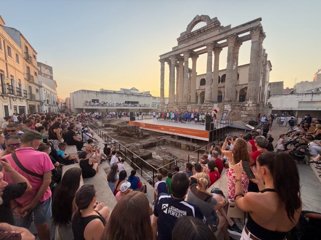 GolSinVAR's tweet photo. El @Merida_AD es un club grande de la categoría y así debe ser tratado y así se lo están currando.

A 31 de julio, ya han presentado la temporada 2026/27 en un sitio céntrico e histórico de Mérida con jugadores, prensa, AFICIONADOS.

Y ahora, después de haber anunciado hace días sus equipaciones, ya las tienen en venta para que la gente presuma de colores 26/27 en pleno verano.

Se da por hecho, pero tener estos timings no ocurre en muchos clubes. 

Termino como empecé: Club grande  el Mérida.

Enhorabuena por todo el trabajo de detrás que no se ve.