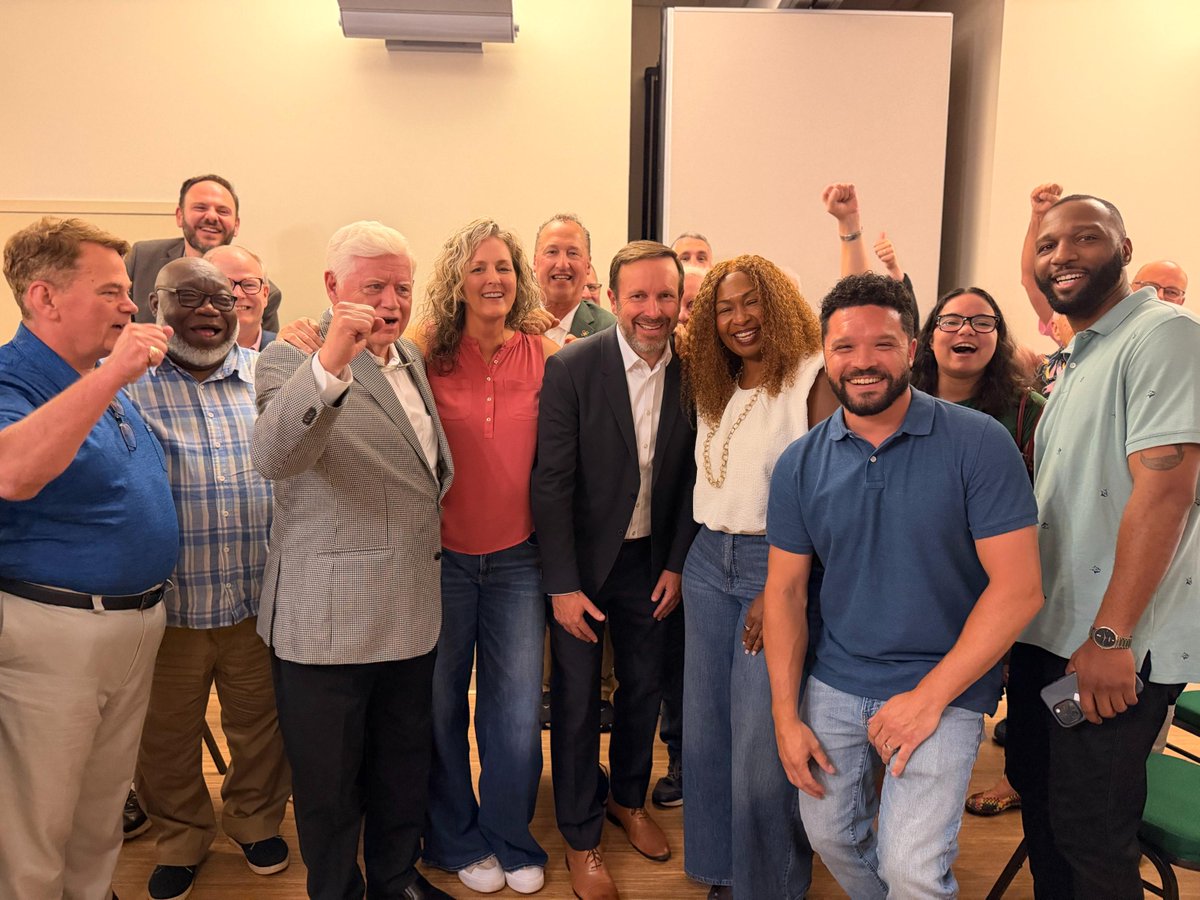 JohnLarsonCT's tweet photo. The momentum @ChrisMurphyCT brought last night was UNDENIABLE. It's time to win — for everyone who's tired of getting screwed while Trump &amp; billionaires pile up $$$ and tax breaks.
Luke Bronin was on his billionaire political donors' payroll. I'll always stand up for workers. https://t.co/2GWOBev7PA