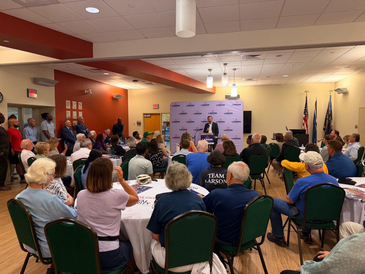 JohnLarsonCT's tweet photo. The momentum @ChrisMurphyCT brought last night was UNDENIABLE. It's time to win — for everyone who's tired of getting screwed while Trump &amp; billionaires pile up $$$ and tax breaks.
Luke Bronin was on his billionaire political donors' payroll. I'll always stand up for workers. https://t.co/2GWOBev7PA