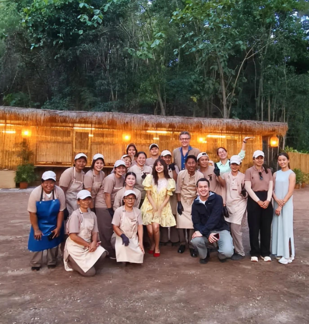 PortalLalisa's tweet photo. LISA junto com os funcionários do K BAR (Khaoyai Art Forest) na Tailândia. 

📷 via vv.da5  (Tiktok)
#LISA #리사 #ลิซ่า #LALISA #LLOUD @wearelloud https://t.co/9XQsNhN03Q