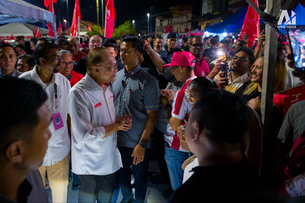 anwaribrahim's tweet photo. Saya mengakhiri jelajah di Negeri Sembilan di Rompin untuk memberi dukungan kepada sahabat lama yang juga pejuang reformasi, saudara Manivanan Gowin yang menjadi calon HARAPAN di Jeram Padang.

HARAPAN mempertaruhkan rekod pentadbiran yang bersih, menyelesaikan pelbagai isu-isu legasi, memartabat syiar Islam, menjaga hak orang Melayu serta membela kebajikan kaum-kaum lain. Lawan kita pula memilih untuk menghasut kebencian dan perkauman, meniup sentimen anti Cina, serta mempertikai kesetiaan orang Cina dan India terhadap tanah air ini.

Hakikatnya ukuran “menjaga Melayu” bukan pada retorik dan jeritan siapa yang lebih kuat.
Apa gunanya menang sorak jika agensi yang diuruskan sepenuhnya pemimpin Melayu, dikhianati pemimpin Melayu itu sendiri hingga rugi dan berhutang berbilion ringgit akibat salah urus dan salah guna kedudukan untuk memperkaya diri dan keluarga. Soalnya bukan kaum atau warna kulit, tetapi integriti, keupayaan dan keikhlasan mejaga kebajikan rakyat. 

Justeru di akhir kempen pilihan raya ini, saya merayu kepada rakyat Negeri Sembilan untuk membuat pilihan berdasarkan prestasi dan keupayaan pasukan HARAPAN yang telah dibuktikan di bawah pimpinan saudara Aminuddin Harun. Saya juga merayu saudara saudari untuk tidak memberi kemenangan kepada politik kebencian dan perkauman. 

Semoga Allah SWT memimpin hati dan pertimbangan rakyat Negeri Sembilan untuk memilih pentadbiran yang bersih, amanah dan benar-benar bekerja demi masa depan negeri ini.

Kepada Allah SWT kita berserah.

#KekalHARAPAN 
#UndiHARAPAN