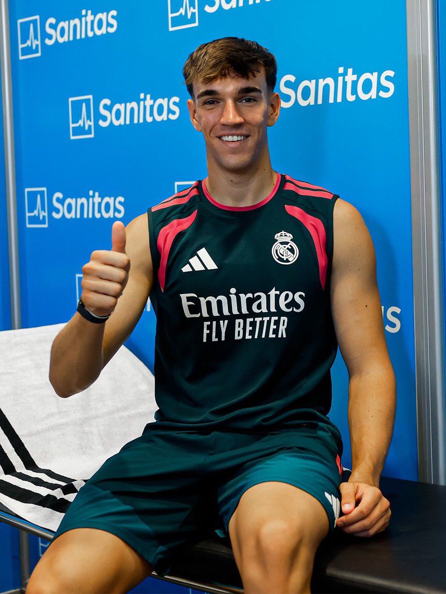 SeputarMadrid's tweet photo. Kalau sudah pose jempol di atas kasur UKS itu tandanya sudah sah jadi pemain Real Madrid. https://t.co/y2HpC4KLln