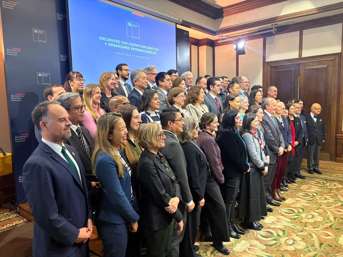 OEIChile's tweet photo. Este martes, nuestro director, participó en un importante encuentro encabezado por la ministra de Educación, María Paz Arzola, quien recibió en el Salón O'Higgins del Ministerio de Relaciones Exteriores al cuerpo diplomático y a representantes de organismos internacionales. 🤝🌎 https://t.co/yVXkuNex71
