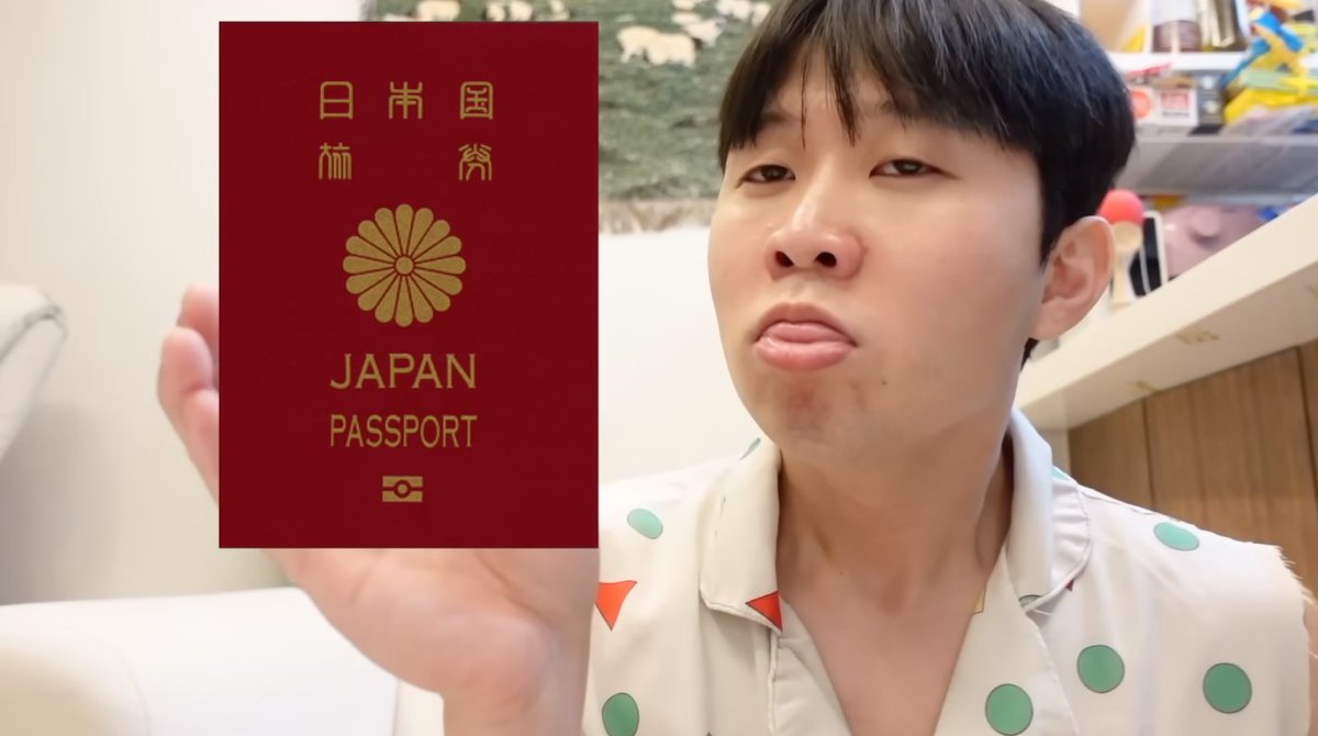 nazenazekankoku's tweet photo. 7月30日、韓国人YouTuber「韓国人先生デボちゃん」が、自身のチャンネルで日本への帰化を宣言しました。

「7年前から日本人になりたかった」「韓国国籍を捨てる瞬間は寂しいかもしれないが、これからの残りの人生の方が長いので、天国に行くまで日本人として生きていく」。

かなり軽い調子で、まるで海外旅行の行き先を決めるように語られていた、というのが率直な印象でした。

中でも引っかかったのは、名前をめぐる話です。区役所での手続きでは常に韓国名を書かなければ…日本人になって名前を変えれば居酒屋予約などで韓国人だとバレなくなるなど…

前半について言えば、不便は実在したはずです。在留外国人が公的手続きで登録名以外を使えないのは制度上そうなっているからで、それを煩わしいと感じるのは自然なことだと思います。

ただ、後半は違います。名前を変えれば「バレなくなる」という語り方は、不便の解消というより、出自を伏せることそのものを目的にしている。そしてそれは、隠せば消える種類の問題ではありません。不快な経験があったのだとすれば、問われるべきは彼の名前ではなく、その場の側だったはずです。

さらに言えば、日本の帰化制度は日本風の氏名を求めていません。1980年代の運用変更以降、元の名前を漢字やカタカナのまま届け出ることができます。

つまり彼にとって改名は帰化に伴う手続きではなく、帰化を選ぶ動機の一つとして語られている。ここに順序の逆転を感じました。

そしてこれは、彼個人の言葉遣いの問題にとどまらないと感じています。100万人近い登録者を抱えるチャンネルでの発言は、それ自体が一つの入り口になるからです。

「日本に行けば楽になる」「名前を変えれば済む」という印象だけが切り取られて広まったとき、その印象を受け取って動く人と、受け入れる側の社会の双方に、後から負担が返ってくる。私はそこに不安を覚えます。

彼の親日的な発信を、私はこれまで応援してきました。だからこそ、もう少し丁寧に語ってほしかった。

帰化とは名前を変えることではなく、その社会の一員としてどう生きるかを引き受けることのはずだから。