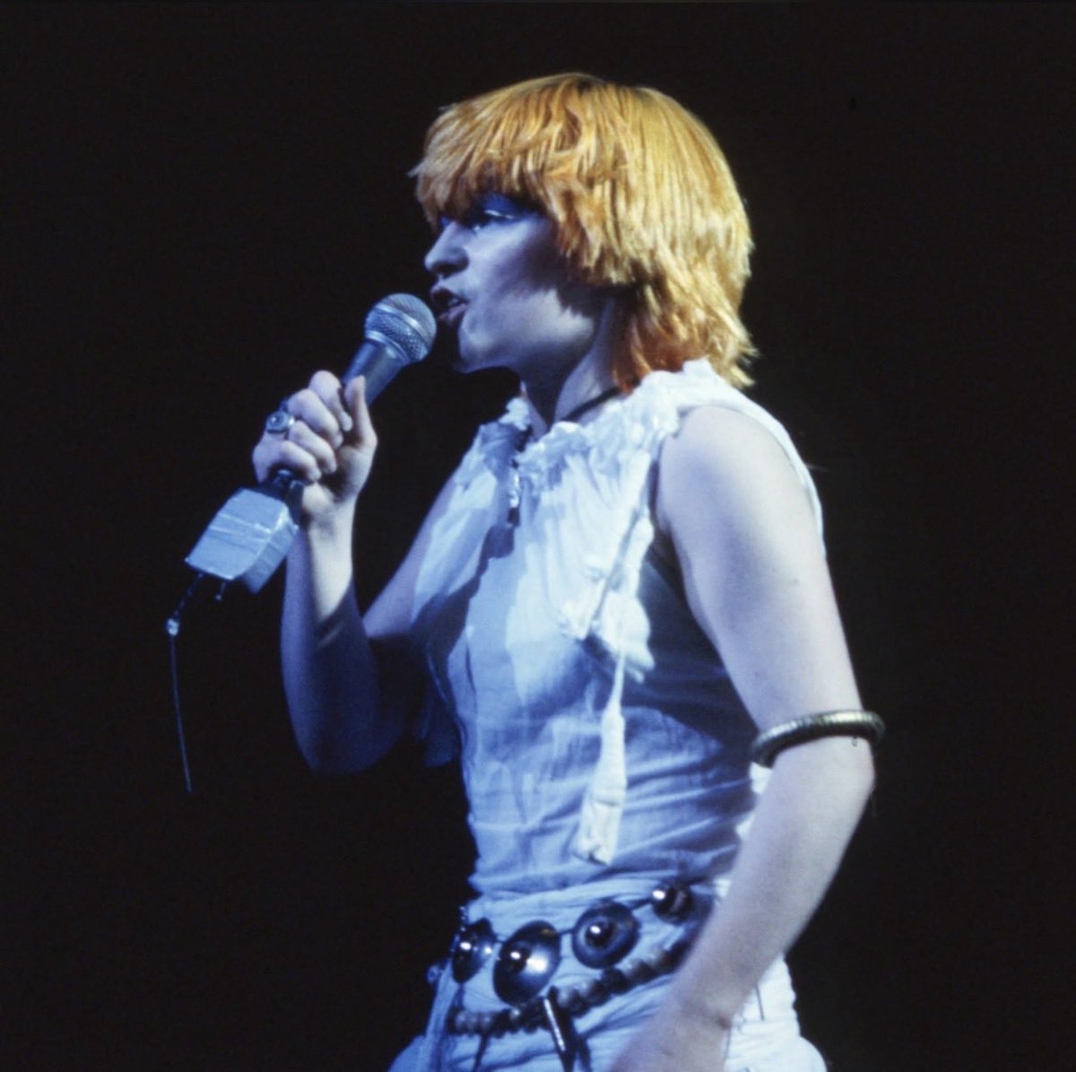 toyahofficial's tweet photo. ⚡️3 weeks today until Toyah | Revelations is yours! A new B-Sides &amp; Rarities anthology, on 2LP and 5CD box set.

💿 5CD box set incl 50
Prev unreleased tracks feat new mixes of studio sessions + a full unheard Anthem Tour concert from May 1981. 

🤘Order https://t.co/ve9WSNwmtm https://t.co/XBbndeEVKy