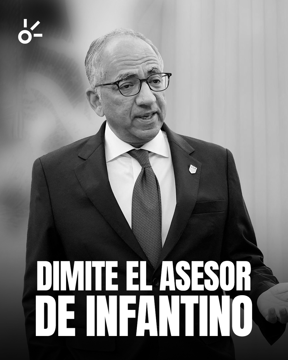 ClaroSports's tweet photo. 🚨 ¡UNA BAJA QUE SACUDE A LA FIFA!🚨

Carlos Cordeiro, asesor principal de Gianni Infantino desde 2021, presentó su renuncia inmediata al rechazar el proyecto que busca vender una participación de los derechos comerciales de la Copa del Mundo a inversionistas privados.❌
Aseguró que nunca participó en la propuesta y que se opone "de forma inequívoca", al considerar que es un mal acuerdo para las asociaciones miembro, para el fútbol y para el futuro del deporte.

Su salida se produce en medio de la creciente presión sobre la FIFA, tras las críticas y el rechazo al proyecto por parte de UEFA, Concacaf y la AFC.