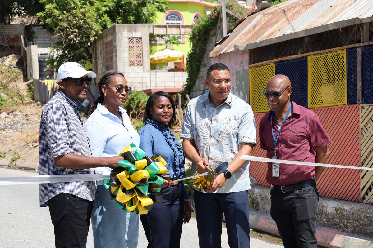 megid_jm's tweet photo. We also officially commissioned the newly rehabilitated Passion Gardens in East Rural St. Andrew alongside the Most Honourable Juliet Holness.
Another community is now benefiting from safer, smoother roads under the SPARK Programme!
#SPARKJamaica #BuildingBetterRoads #MEGID https://t.co/dtPee3oAmS